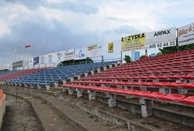 Siedziska na stadionie gotowe na najbliższy mecz.