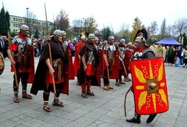 Rzymianie i Dakowie na Placu Staszica w Pile. 