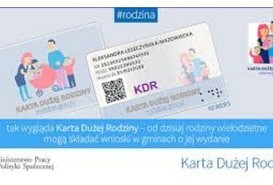 Poseł Europarlamentu i Prezydent Piły wręczają kartę Dużej Rodziny