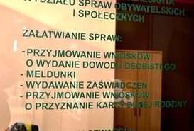 Pierwsi mieszkańcy skorzystali z usług Punktu Obsługi Mieszkańców w Galerii Ibi. 