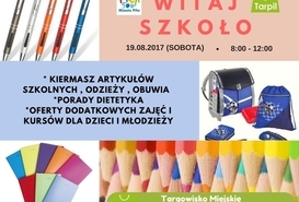 Kiermasz artykułów szkolnych na targowisku.