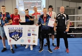 Zawodnicy z medalami, klub Sporty Walki na 4 miejscu podczas Mistrzostwa Polski K1
