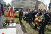 Ilustracja: Złożenie kwiatów pod pomnikiem upamiętniającym działalność ogniw ZIW RP na terenie Północnej Wielkopolski.