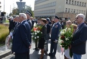 Ilustracja: Uroczystość odsłonięcia pomnika upamiętniajacego działalność ogniw ZIW RP na terenie Północnej Wielkopolski.