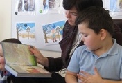 Ilustracja: Wizyta w Przedszkolu Terapeutycznym 'Tęczowa Kraina' w ramach kampanii 'Cała Polska czyta dzieciom'.