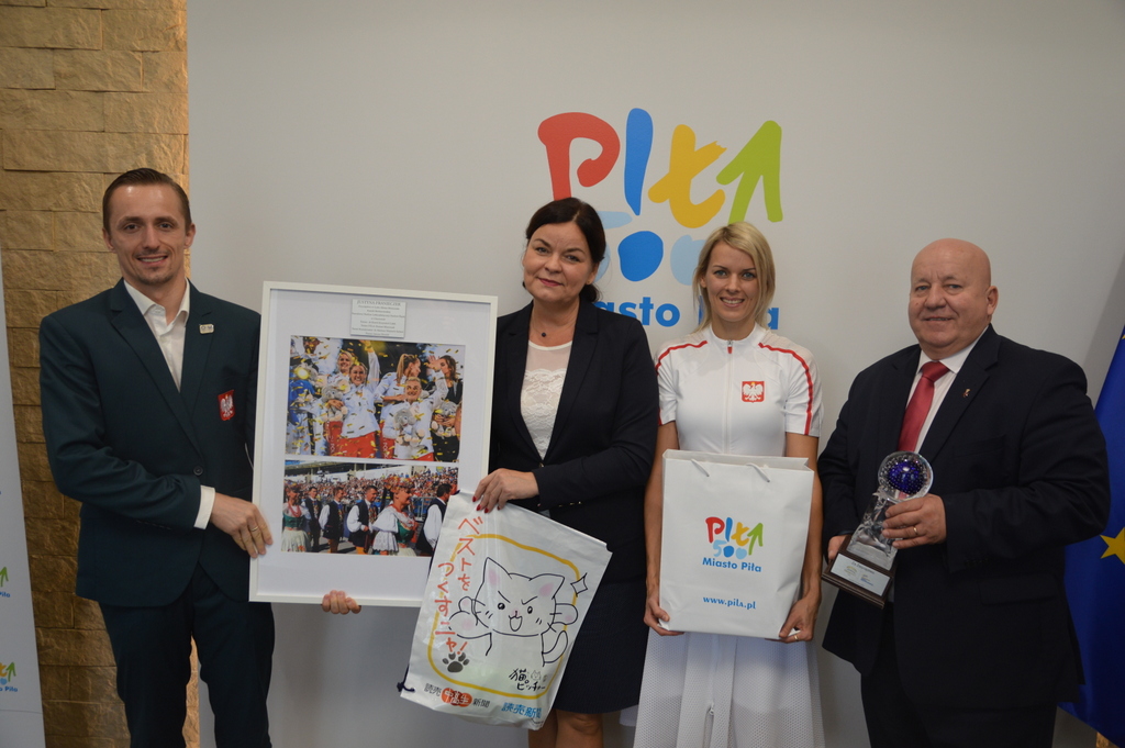 Wiceprezydent Beata Dudzińska spotkała się z paraolimpijką Justyną Franieczek, członkiem sztabu Kamilem Całkiem oraz prezesem klubu Start Skrzatusz Januszem Dróżdżem.