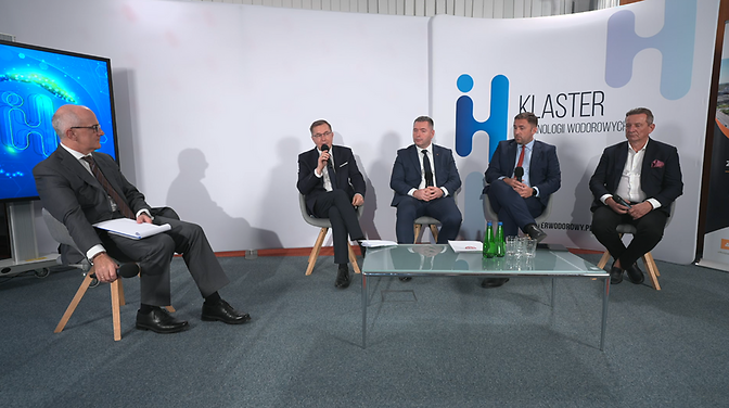 4 uczestników debaty i 1 moderator podczas konferencji wodorowej PCHET w Gdańsku
