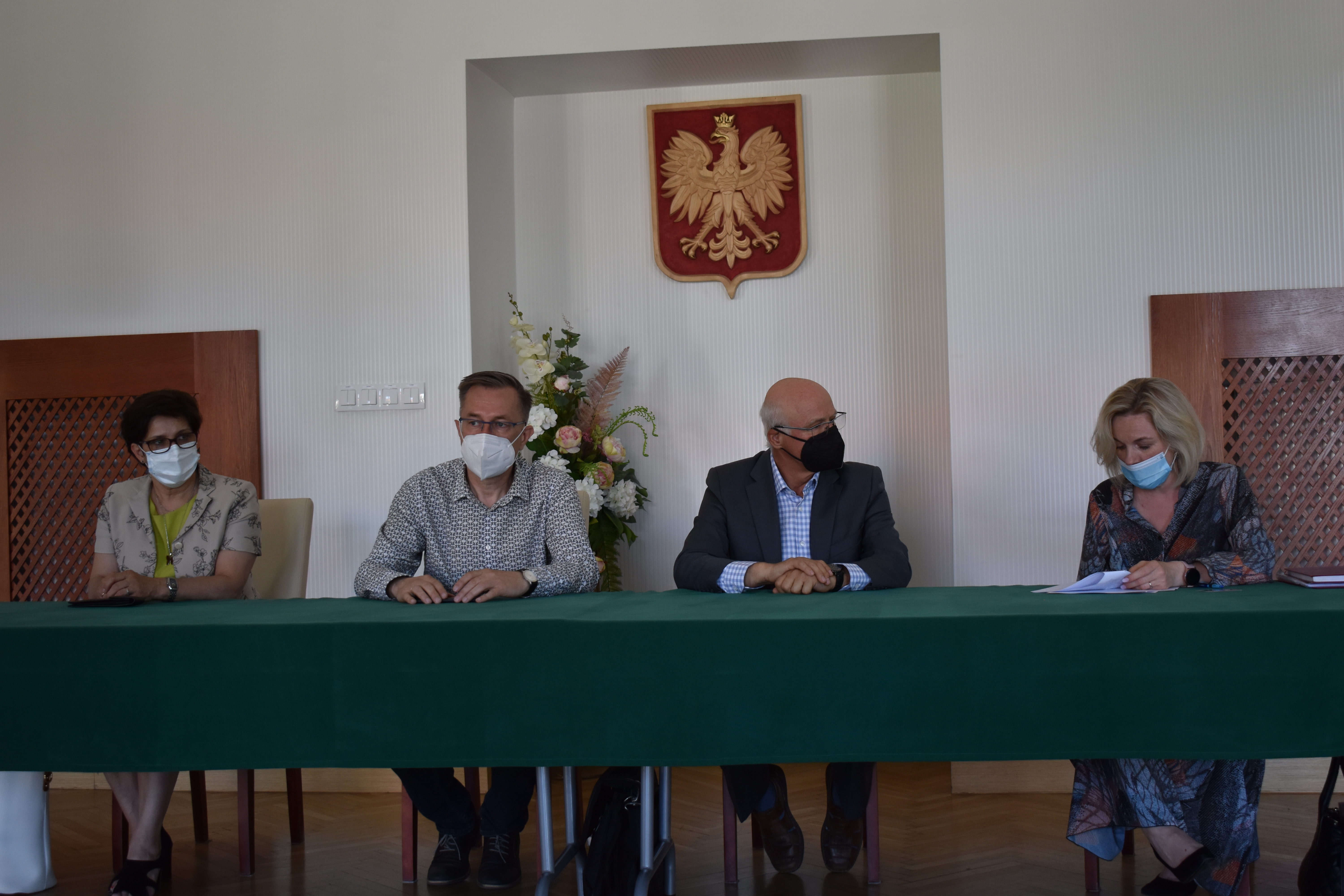 Prezydent Piły Piotr Głowski oraz reprezentujący Pilski Bank Żywności prezes Mieczysłąw Augustyn i wiceprezes Małgorzata Sameć, podczas podpisania aktu notarialnego, na sprzedaż gruntów pod budowę magazynu.