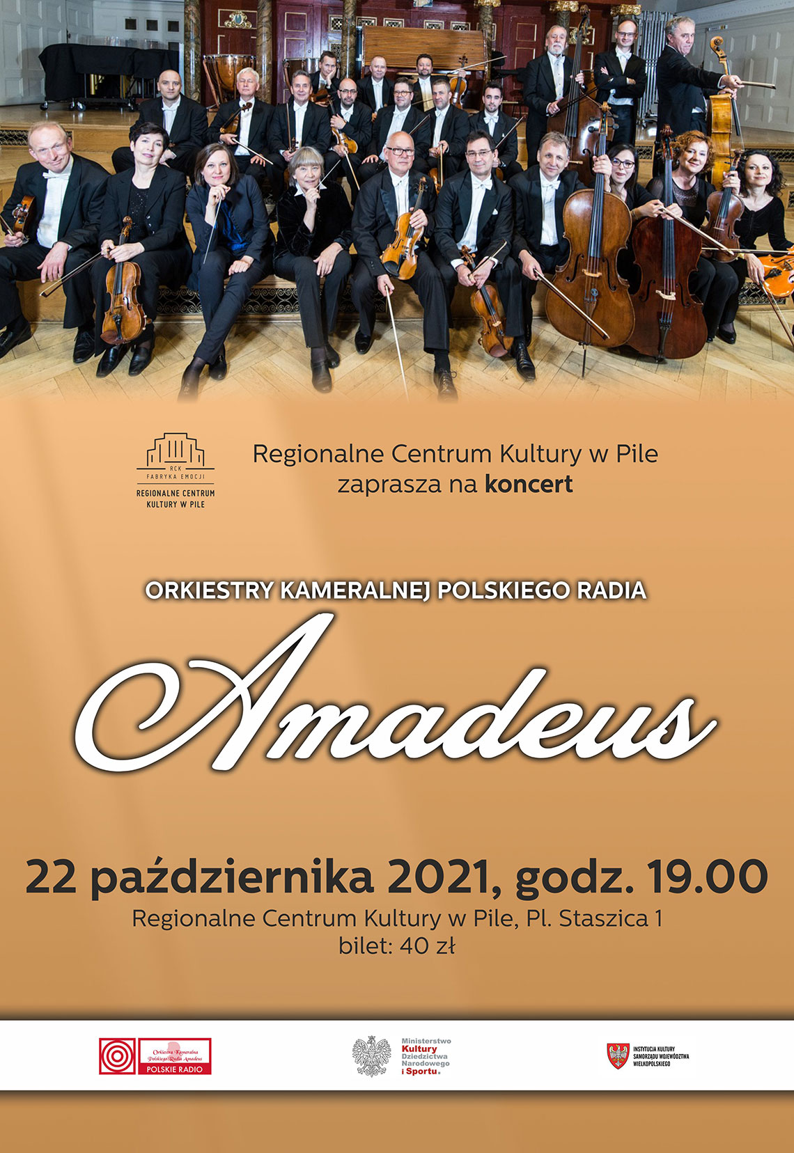 muzycy orkiestry, część siedzi, część stoi, każdy trzyma instrument