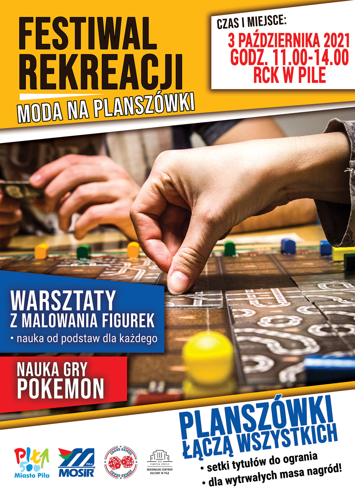 zdjęcie dłoni przesuwających pionki po planszy