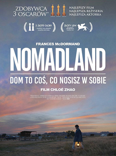 plakat filmu kobieta z lampionem idzie przez pole, panuje półmrok