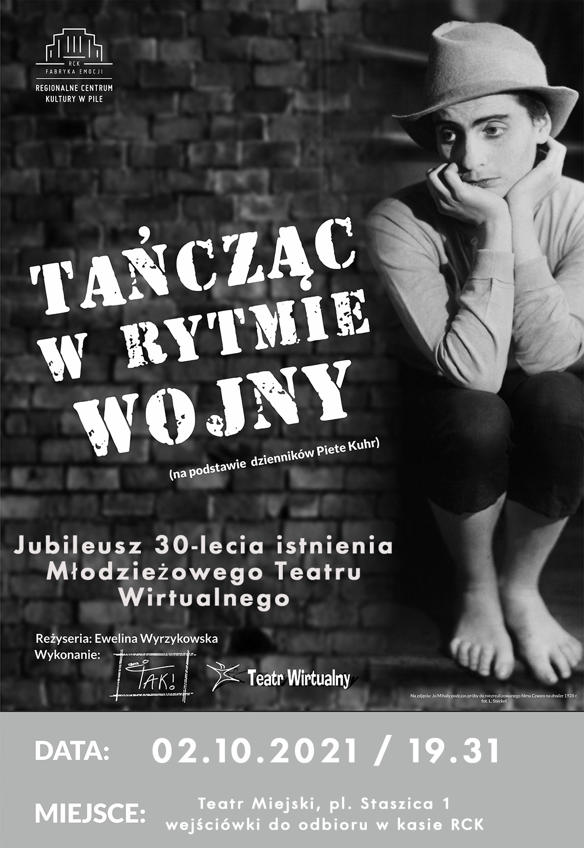 czarno białe zdjęcie zamyślonej osoby w kapeluszu